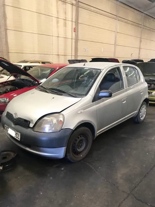 Toyota Yaris para despiece en la nave del desguace